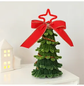 Vista dettagliata di un albero di Natale in ciniglia con fiocco rosso e stella