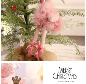 Nahaufnahme eines rosa Plüsch-Weihnachtsanhängers an einem festlichen Baum mit Grußtext