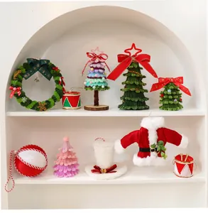 Ornamenti natalizi fatti a mano con scovolini, alberi e ghirlande su scaffale