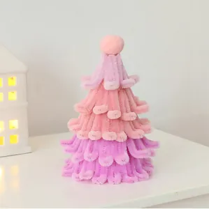 Dettaglio ravvicinato di un albero di Natale fatto a mano con scovolini rosa e viola