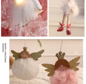 Detailansicht von rosa-weißen Plüsch-Engeln mit glitzernden Flügeln zu Weihnachten