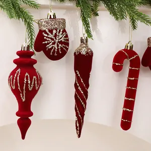 Detailansicht von weinroten beflockten Weihnachtsornamenten mit goldfarbenen Glitzerakzenten