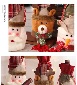 Detalle de fundas de peluche para botellas de vino de Papá Noel, reno y muñeco de nieve