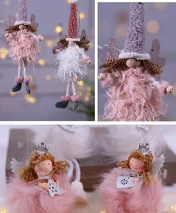 Detail von niedlichen Weihnachtsengel-Puppen mit Plüschflügeln und Kronen.