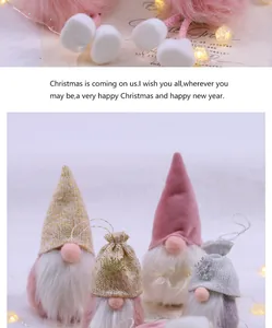 Detailansicht von niedlichen Weihnachtsgnom-Plüschornamenten mit funkelnden Flocken.