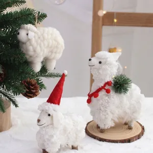Handgemaakte kerstversiering van wolvilt schaap en lama voor een gezellige feestelijke sfeer