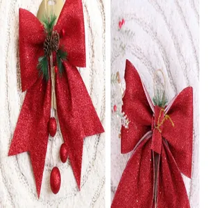 Detailweergave van rode glitter kerststrik met dennenappels en bessen voor de kerstboom