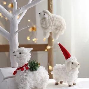 Handgemaakte kerstversiering van wolvilt schaap en alpaca voor een feestelijk interieur
