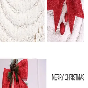 Detailopname van een rode glitter kerststrik met dennenappels voor de kerstboom