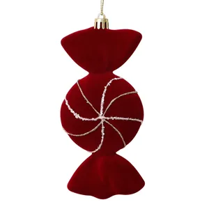 Eleganter weinroter beflockter Weihnachtsanhänger in Bonbonform mit Glitzerwirbeln.