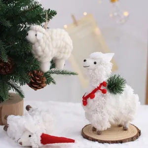 Schattige handgemaakte kerstversieringen van wolvilt: schaap en alpaca decoratie