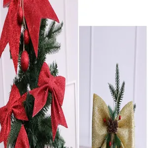 Detail van feestelijke rode en gouden glitterstrikken met dennenappels op een kerstboom