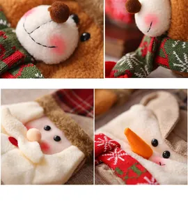 Primer plano de fundas de botellas de vino navideñas de Papá Noel y Muñeco de nieve.