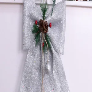 Detailopname van een zilveren kerststrik met glitters en natuurlijke dennenappels