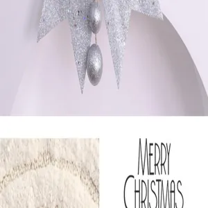 Gedetailleerd beeld van zilveren glitter kerstdecoratie en zachte witte pluche textuur