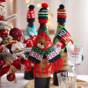 Set festivo de decoración de botellas de vino de Navidad con bufandas y gorros de punto