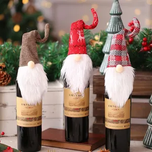 Tres fundas para botellas de vino de gnomos navideños con cuadros y motivos de renos