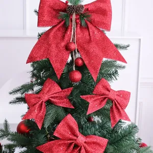 Glinsterende rode kerststrikken set met dennenappels voor feestelijke boomdecoraties