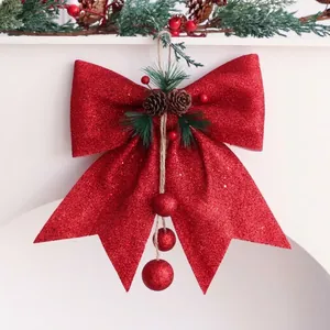 Glinsterende rode kerststrik met dennenappels en bessen voor boomdecoratie