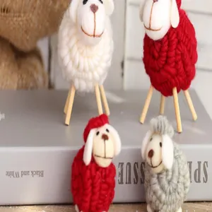 Handgemaakte wollen vilt schaap figuren voor feestelijke tafeldecoratie en kerstscène
