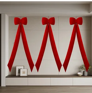 Grandes décorations de nœuds en velours rouge dans un décor minimaliste
