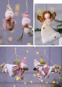 Primer plano detallado de adornos navideños de peluche hechos a mano y texturas.