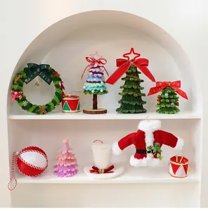 Collectie pluche DIY kerstversieringen inclusief bomen, kransen en feestelijke accessoires