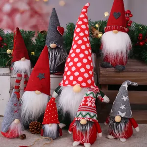 Gnomi di Natale fatti a mano in tessuto di varie dimensioni per decorazioni festive