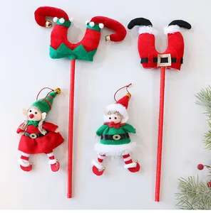 Detailopname van pluche kerstelfen en kerstmanbenen voor feestelijke DIY-decoratie.