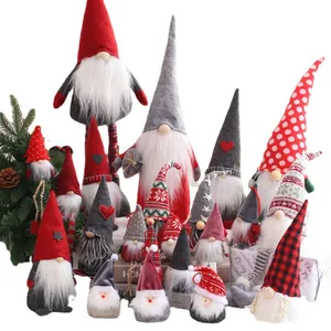 Collezione di creativi gnomi natalizi in tessuto di peluche rosso e grigio festivo.