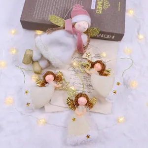 Set aus bezaubernden Plüsch-Weihnachtsengeln als Anhänger für festliche Feiertagsdekoration