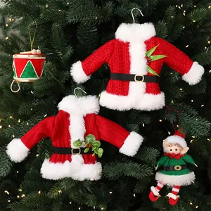 Close-up van gebreide kerstman trui ornamenten en elf figuren in de kerstboom