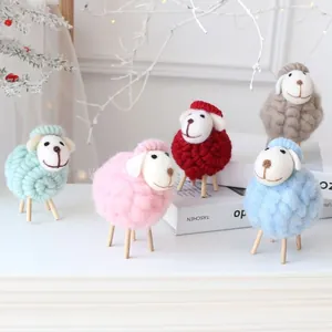 Handgemaakte wollen vilt schapenbeeldjes in diverse kleuren voor kerstdecoratie.