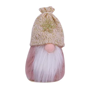 Adorable gnomo de Navidad de felpa rosa con gorro de punto y copo de nieve dorado