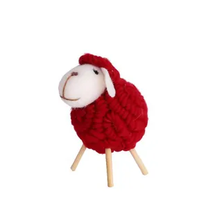 Rode wollen vilt schaap figuurtje voor kersttafel decoratie en DIY ambachten