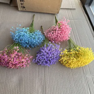 Vue détaillée de fleurs de gypsophile artificielles en bleu, rose, violet et jaune
