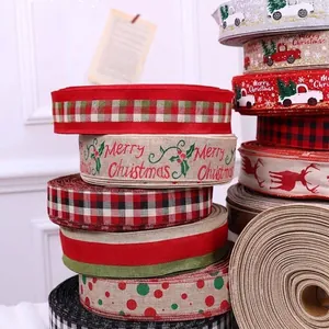 Nastri decorativi natalizi assortiti con motivi festivi per regali e artigianato fai-da-te