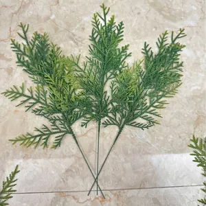 Detailansicht der künstlichen Zypressenblätter aus weichem Kleber für die Weihnachtsdeko