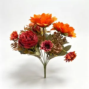 Dettaglio ravvicinato di un bouquet realistico di girasoli e peonie artificiali autunnali per casa