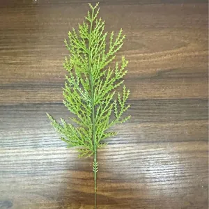 Vista detallata de una rama de cedro artificial verde realista para decoraciones navideñas DIY