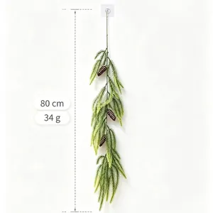 Vue détaillée du pendentif en aiguilles de pin Norfolk de 80 cm avec des pommes de pin