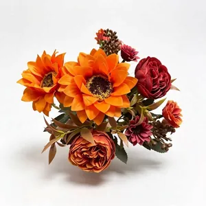 Primo piano dettagliato di un bouquet artificiale di girasoli e peonie autunnali