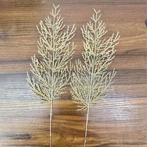 Vista detallada de dos ramas de pino artificiales doradas para decoración navideña DIY
