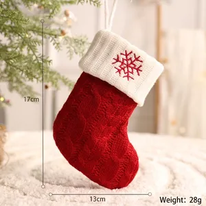 Detaillierte Ansicht der roten Strick-Weihnachtssocke mit Schneeflocke und Maßen