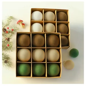 Vue détaillée des boules de Noël floquées mates dans une boîte cadeau organisée