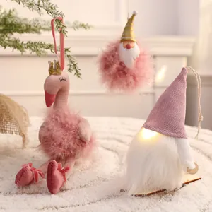 Verspielte rosa Weihnachtsgnom- und Flamingo-Plüschornamente für die Baumdekoration