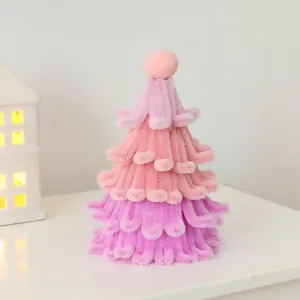 Albero di Natale fatto a mano con scovolini rosa e viola per decoro della casa