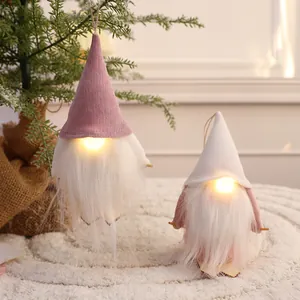 Zwei leuchtende rosa und weiße Weihnachts-Gnom-Plüschfiguren mit sehr langem Bart