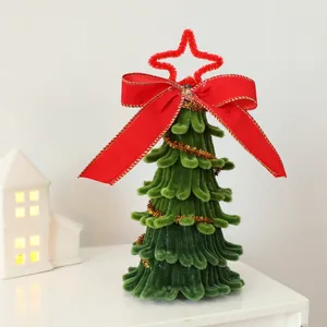 Albero di Natale fatto a mano con scovolini verdi, fiocco rosso e stella in cima