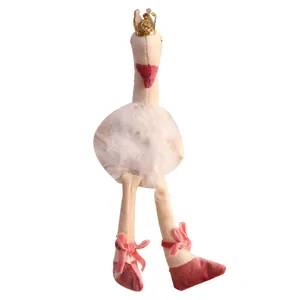 Charmanter rosa Schwan-Plüschschmuck mit goldener Krone und Ballettschuhen